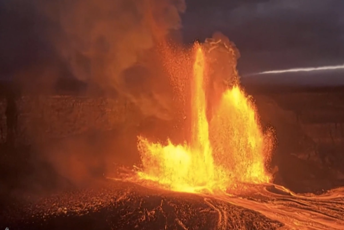    ثوران جديد لبركان كيلويا يرفع الحمم 120 مترا دون تهديد للملاحة الجوية