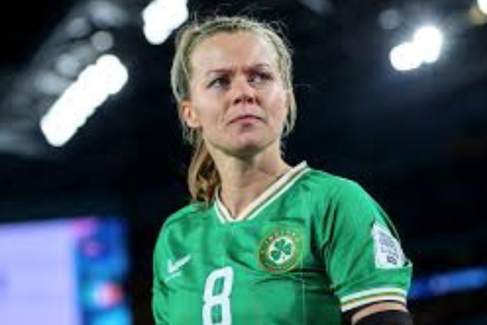 على طريقة المصارعين لاعبة تخنق منافستها وتطرحها أرضا 