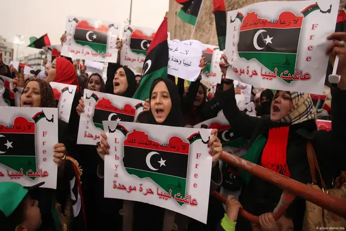 متظاهرون ليبيون يطالبون بـإسقاط الأجسام السياسية وحل كافة التشكيلات المسلحة متظاهرون ليبيون يطالبون بـإسقاط الأجسام السياسية وحل كافة التشكيلات المسلحة