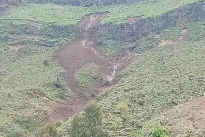 كارثة جبل مرة بالسودان إثر انزلاق التربة يغرق قرية تحت الركام كارثة جبل مرة بالسودان إثر انزلاق التربة يغرق قرية تحت الركام