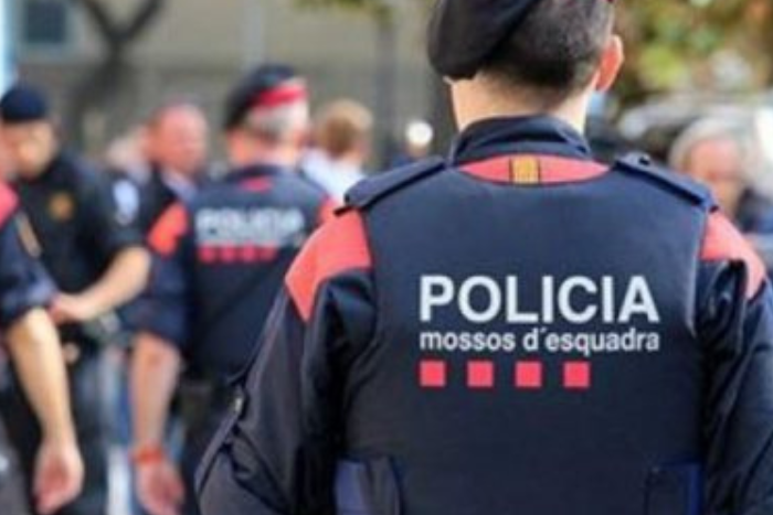 شرطة برشلونة تخلي مدرسة مهجورة شغلها المئات من المهاجرين 