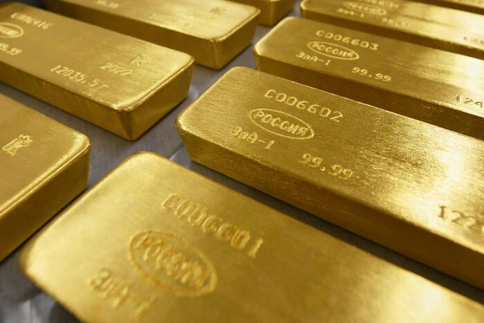 الذهب يهبط متأثرا بارتفاع الدولار والتفاؤل التجاري