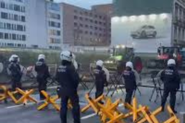 مزارعون يغلقون الطرق في بروكسل