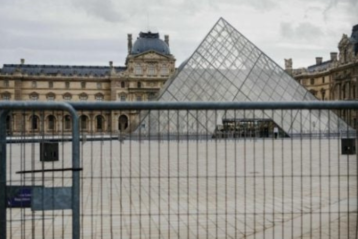 إدارة متحف اللوفر وشرطة باريس تتراشقان الاتهامات حول السرقة إدارة متحف اللوفر وشرطة باريس تتراشقان الاتهامات حول السرقة