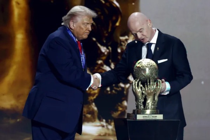 منح ترامب جائزة فيفا للسلام  يثير اتهامات ضد إنفانتينو