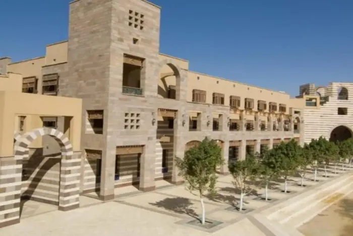 بسبب استضافة دبلوماسي مؤيد لإسرائيل احتجاج طلابي جماعي بالجامعة الأمريكية في مصر بسبب استضافة دبلوماسي مؤيد لإسرائيل احتجاج طلابي جماعي بالجامعة الأمريكية في مصر
