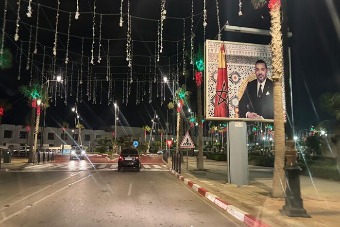 ساكنة مدينة العيون تقضي ليلتها في الشوارع العامة مبتهجة بقرار مجلس الأمن حول مغربية الصحراء ساكنة مدينة العيون تقضي ليلتها في الشوارع العامة مبتهجة بقرار مجلس الأمن حول مغربية الصحراء