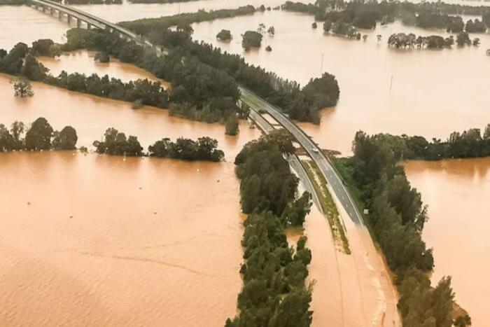 الأمطار الطوفانية تخلف خسائر فادحة في الأرواح والممتلكات بإندونيسيا