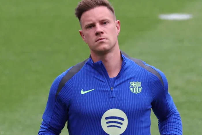 تير شتيغن يعود للتدريبات في برشلونة وسط منافسة قوية وترقب مستقبله قبل الميركاتو الشتوي