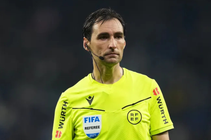 جدل كبير بسبب تعيين الحكم دي بورغوس لمباراة برشلونة وأتلتيكو مدريد في الليغا