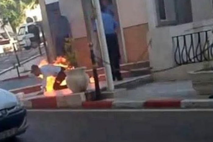 مواطن مقهور يضرم النار في جسده أمام وزارة العدل الجزائرية مواطن مقهور يضرم النار في جسده أمام وزارة العدل الجزائرية