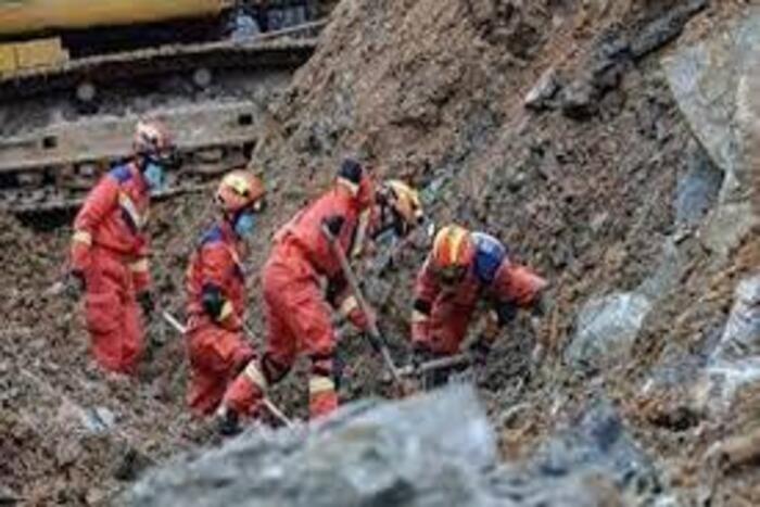 مئات القتلى والمفقودين في انهيارات أرضية بإندونيسيا