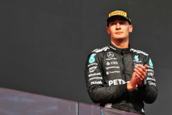 جورج راسل يقود الانطلاقة من المركز الأول في جائزة سنغافورة الكبرى