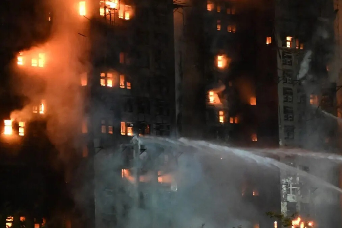 كارثة هونغ كونغ اعتقال ستة مقاولين جدد في تحقيقات حريق مجمع وانغ فوك كورت