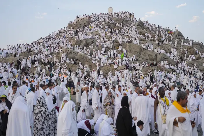 حجاج بيت الله الحرام يقفون على جبل عرفات يوم الحج الأكبر