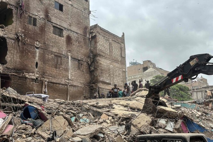 ارتفاع حصيلة ضحايا انهيار مبنى في كراتشي إلى 16 قتيلا ومخاوف من محاصرين تحت الأنقاض ارتفاع حصيلة ضحايا انهيار مبنى في كراتشي إلى 16 قتيلا ومخاوف من محاصرين تحت الأنقاض