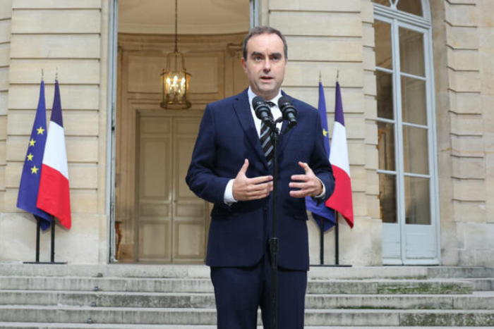 حزب الاشتراكي الفرنسي يلوح بسحب الثقة وسط مفاوضات الحكومة الجديدة