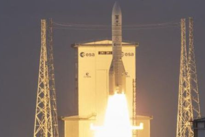 إطلاق الصاروخ الأوروبي أريان 6 حاملا قمرا اصطناعيا لمراقبة البيئة