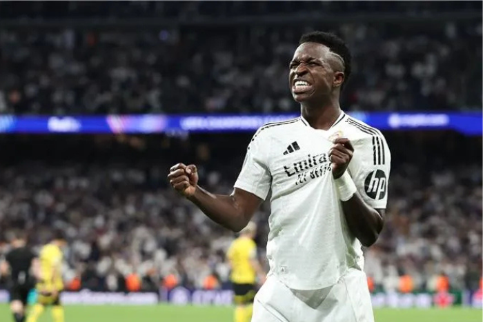 توتر خلف الكواليس: فينيسيوس جونيور يقترب من مغادرة ريال مدريد