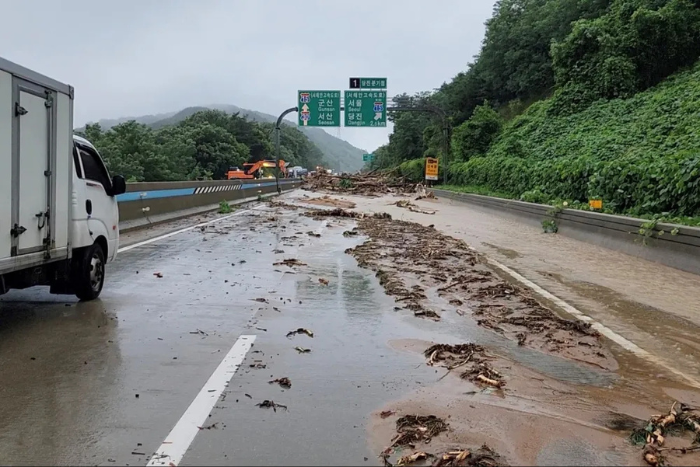  الانهيارات الأرضية بسريلانكا تخلف مئات الضجايا بين مفقود وميت 