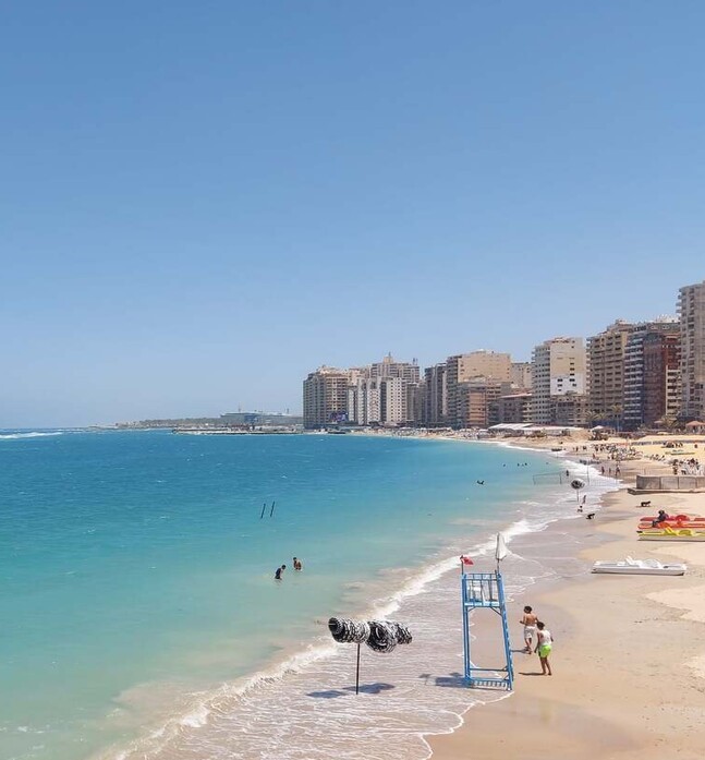 إخلاء شواطئ بالإسكندرية ورفع الرايات الحمراء 
