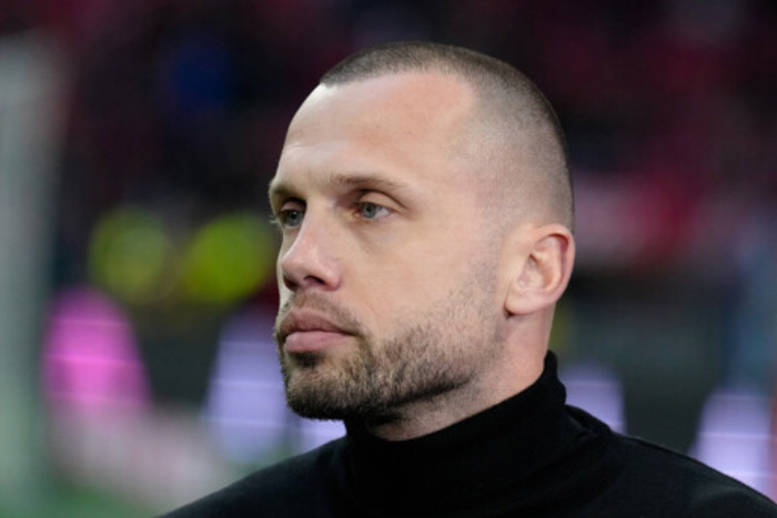 أياكس يقيل مدربه جون هيتينغا بعد الخسارة القاسية أمام غلطة سراي في دوري الأبطال