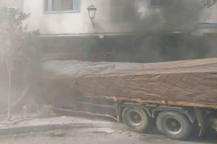 مصرع 4 أشخاص وإصابة 8 آخرين بجروح متفاوتة في حادث اصطدام شاحنة ببنايتين
