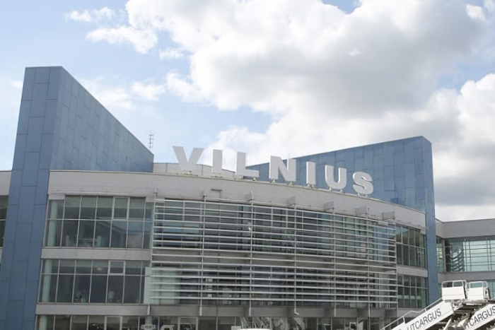 مطار فيلنيوس يوقف الحركة الجوية مجددا بسبب اشتباه بظهور مناطيد في الأجواء