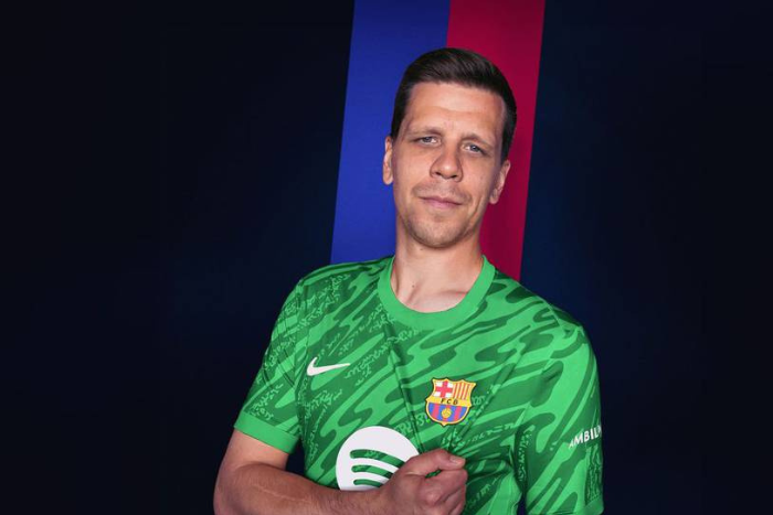 برشلونة يجدد عقد الحارس البولندي تشيزني حتى 2027   