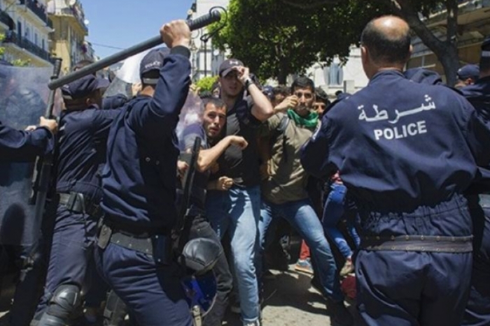 الجزائر تحظر الاحتجاجات في الداخل وتحرض على الاضطرابات في المغرب