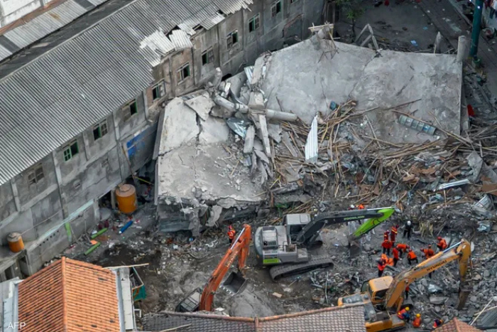 إندونيسيا: 67 قتيلا بانهيار مدرسة في جاوة انتهاء عمليات البحث والإنقاذ