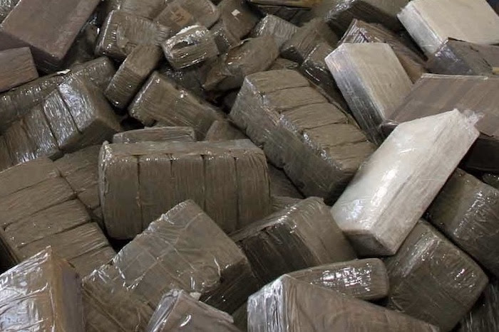 المصالح الأمنية بالعرائش تحبط محاولة تهريب طنين من الشيرا المصالح الأمنية بالعرائش تحبط محاولة تهريب طنين من الشيرا