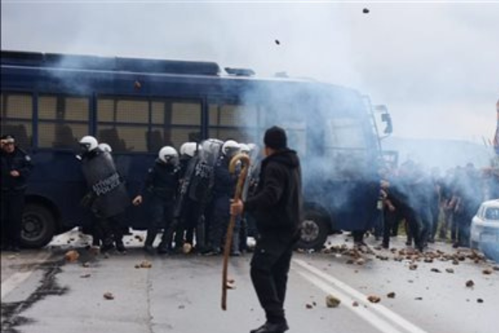 مزارعو كريت يغلقون مطاري الجزيرة احتجاجا على تأخر الإعانات الأوروبية وسط تصاعد التوترات