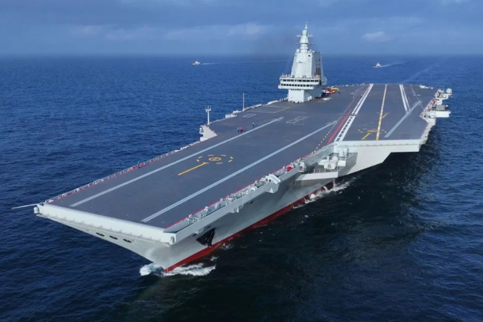 الصين تدشن حاملة الطائرات فوجيان خطوة كبرى نحو منافسة التفوق البحري الأمريكي الصين تدشن حاملة الطائرات فوجيان خطوة كبرى نحو منافسة التفوق البحري الأمريكي