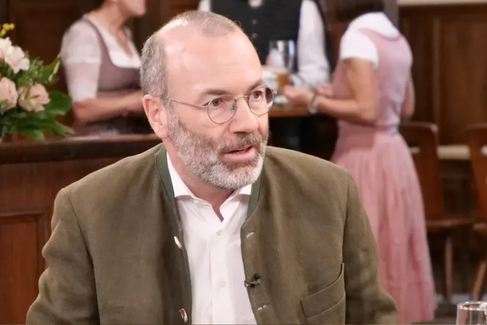 زعيم حزب الشعب الأوروبي يدعو إلى الاعتدال والإنسانية في ملف إعادة اللاجئين السوريين