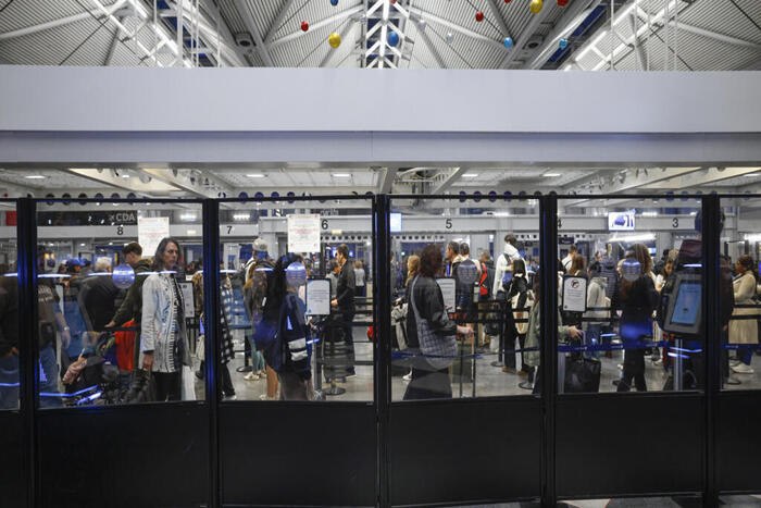 الإغلاق الحكومي بالولايات المتحدة يؤثر على آلاف الرحلات الجوية يوميا