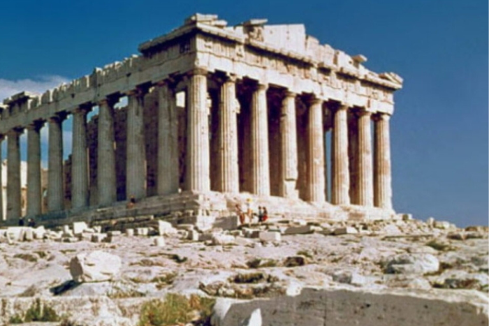 بعد نصف قرن من السرقة امرأة ألمانية تعيد إلى اليونان تاج عمود أثري من موقع أولمبيا بعد نصف قرن من السرقة امرأة ألمانية تعيد إلى اليونان تاج عمود أثري من موقع أولمبيا