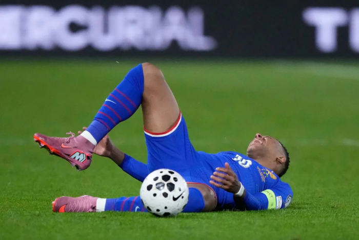 إصابة تبعد مبابي عن رحلة آيسلندا والنجم الفرنسي يعلن إعجابه الدائم برونالدو