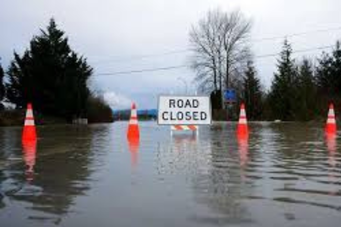 فيضانات غير مسبوقة تضرب واشنطن وإجلاء عشرات الآلاف وإعلان حالة الطوارئ