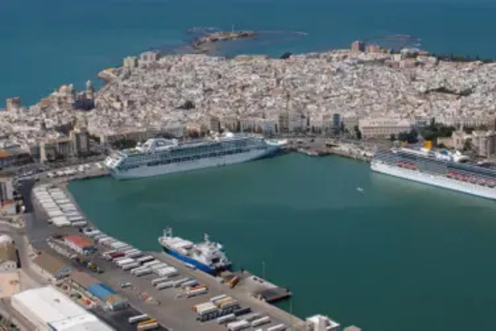 ميناء خليج قادس يسعى لتعزيز الربط البحري مع المغرب وجزر الكناري