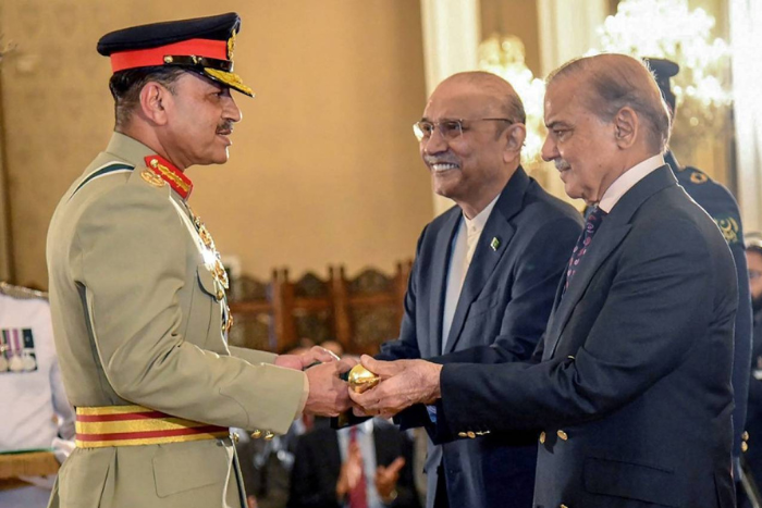 باكستان تعديل دستوري يمنح الرئيس وقائد الجيش حصانة مدى الحياة ويثير جدلا واسعا