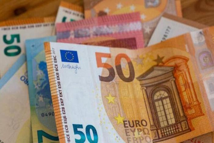 صعود الدولار وتراجع الأورو في السوق العالمية صعود الدولار وتراجع الأورو في السوق العالمية