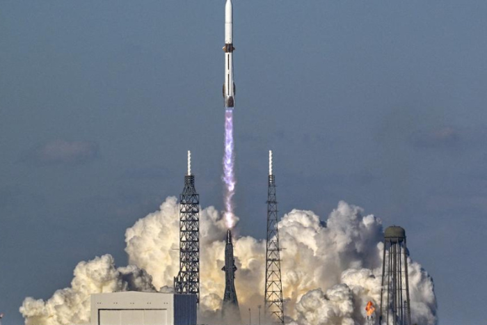 بلو أوريجن تحقق إنجازا تاريخيا بإطلاق صاروخ نيو غلين واستعادة محركه