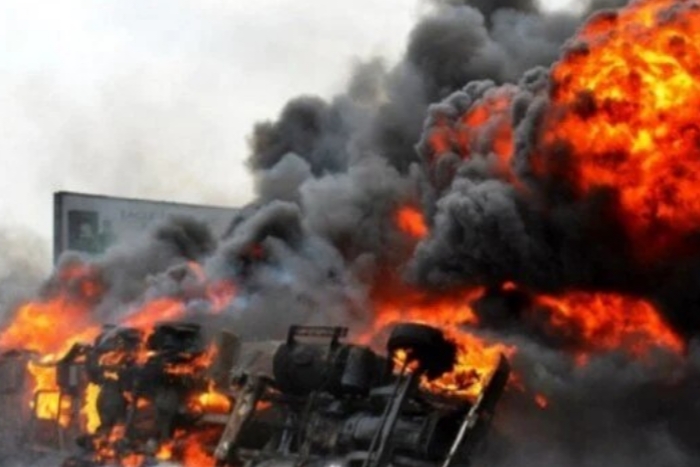 الكاميرون انفجار شاحنة وقود على الطريق السريع يخلف قتلى وعدة جرحى