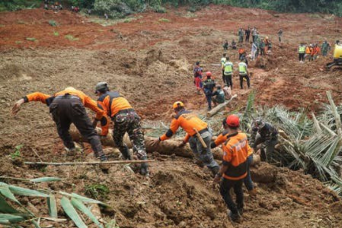 ستة قتلى و17 مفقودا جراء انهيارات أرضية في جاوة الوسطى بإندونيسيا