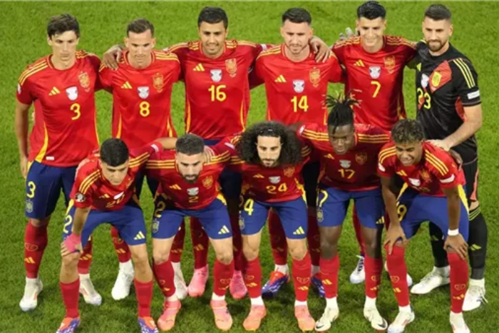 ضربة موجعة لإسبانيا قبل مواجهة جورجيا دين هويخسن يغيب عن حسم التأهل لكأس العالم