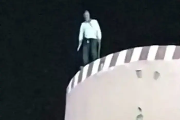 الشاب المعوف بالاعتصتام فوق سطح خزان للمياه بأولاد يوسف يفارق الحياة الشاب المعوف بالاعتصتام فوق سطح خزان للمياه بأولاد يوسف يفارق الحياة