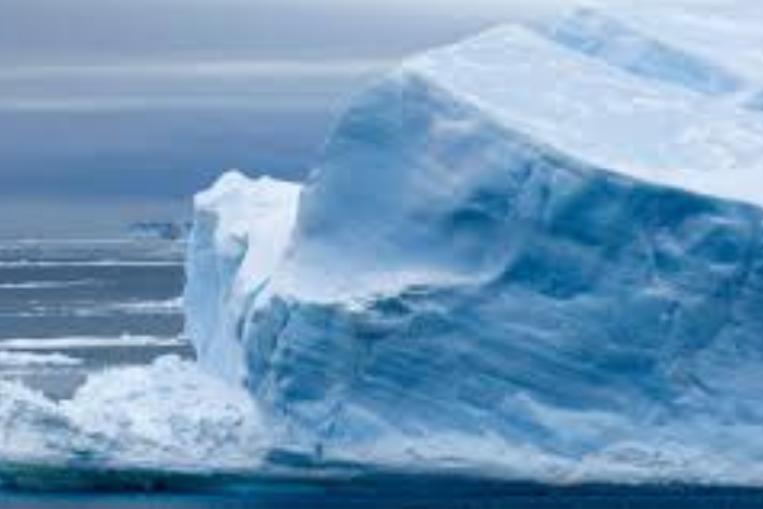 علماء يحذرون من عواصف خفية تحت المحيط تسرع ذوبان الجليد في القطب الجنوبي