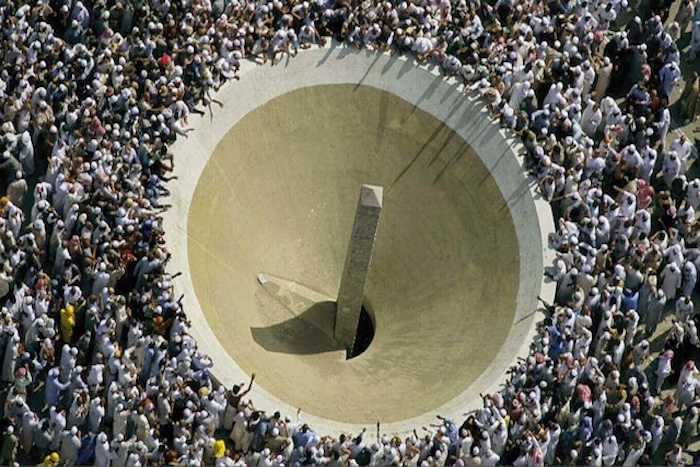 الحجاج يستقرون في منى في أول أيام التشريق لرمي الجمرات الحجاج يستقرون في منى في أول أيام التشريق لرمي الجمرات