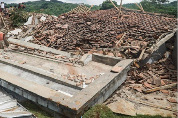 ارتفاع حصيلة الانهيارات الأرضية بوسط جاوة إلى 18 قتيلا وسط صعوبات في عمليات الإنقاذ